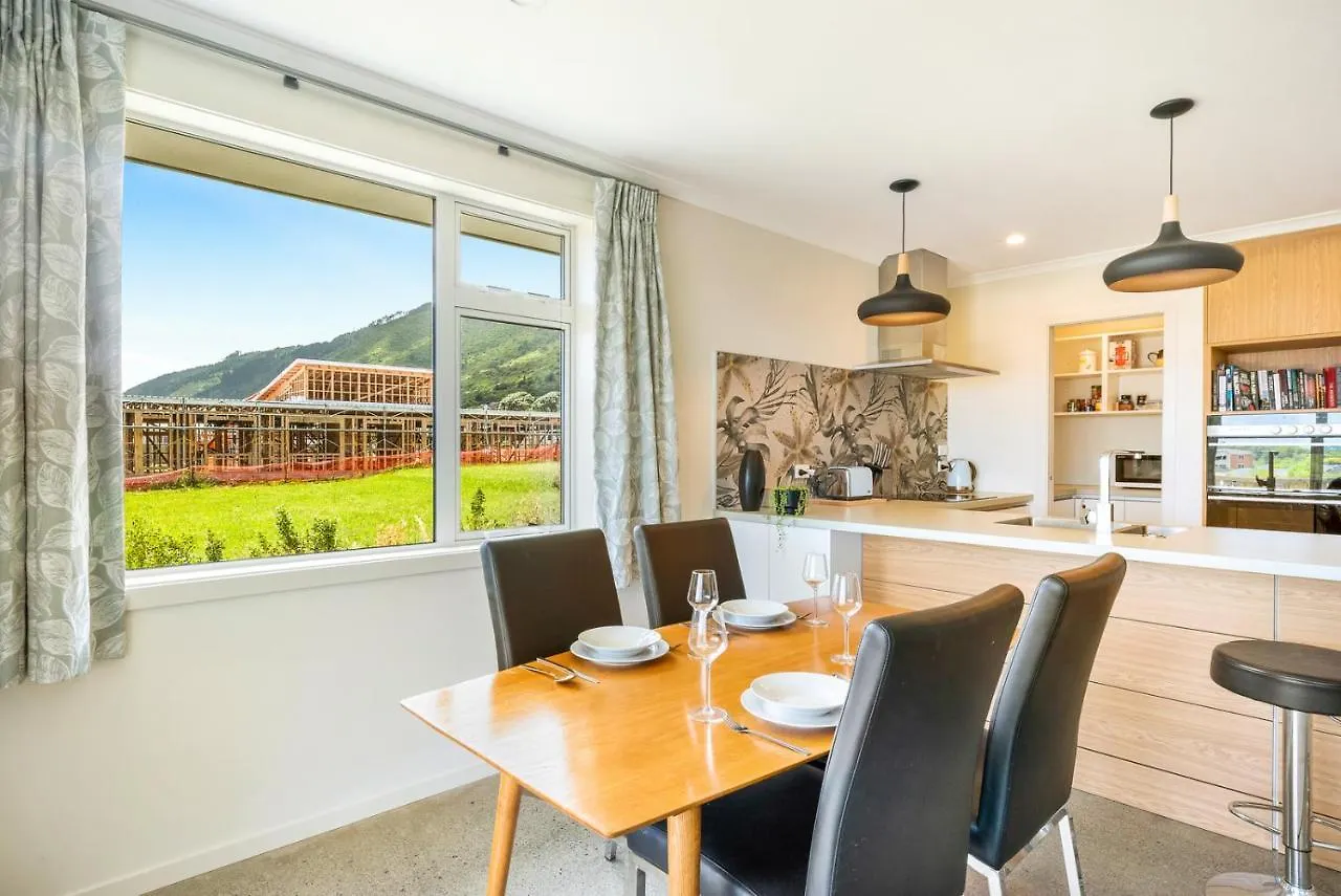 Matenga Townhouse - Waikanae Holiday Home