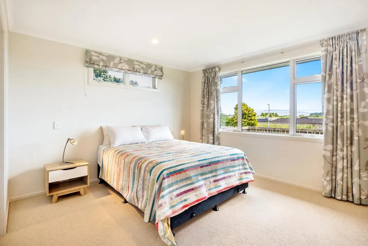 Matenga Townhouse - Waikanae Holiday Home